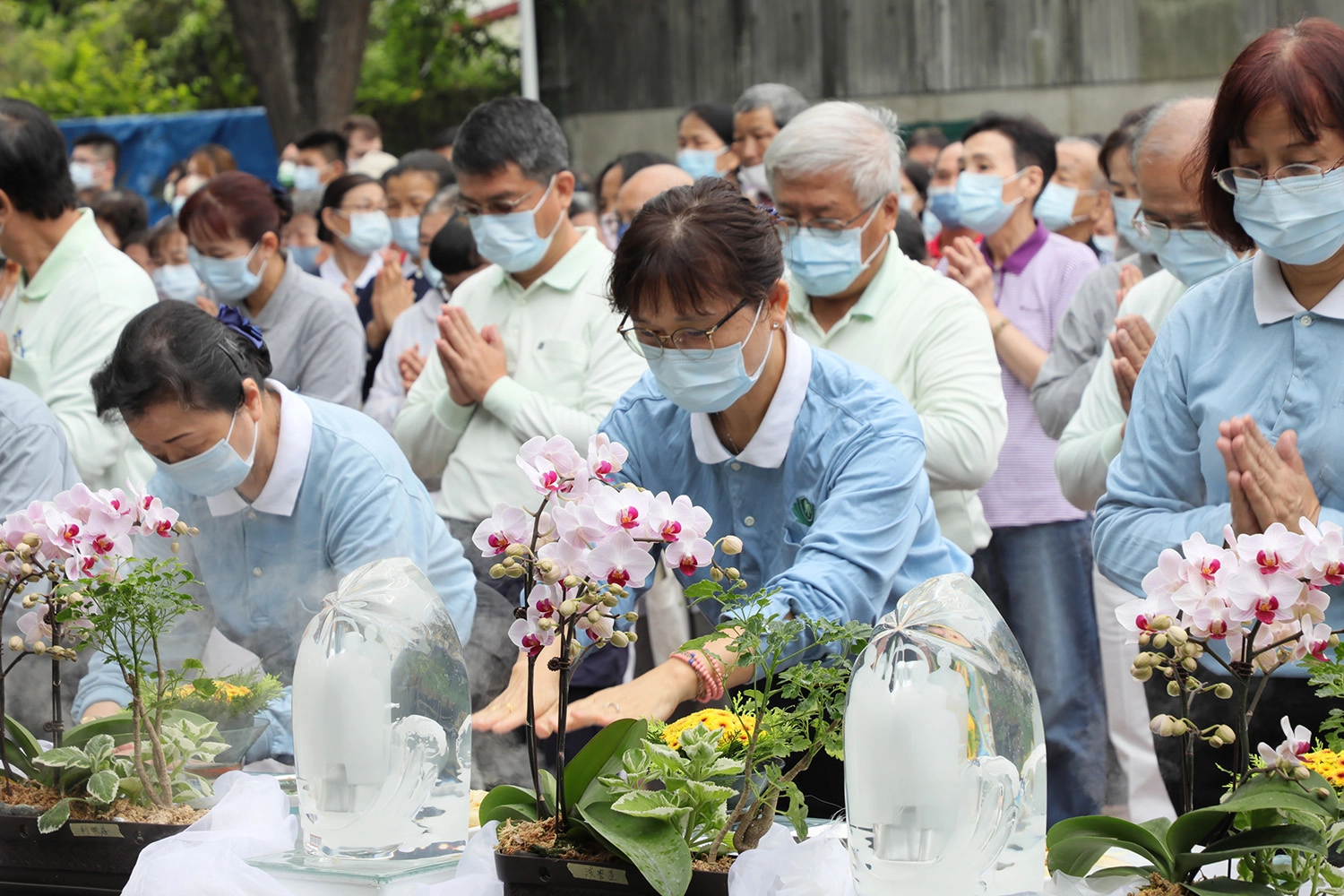 典禮中躬身禮敬佛足。攝影張正佳