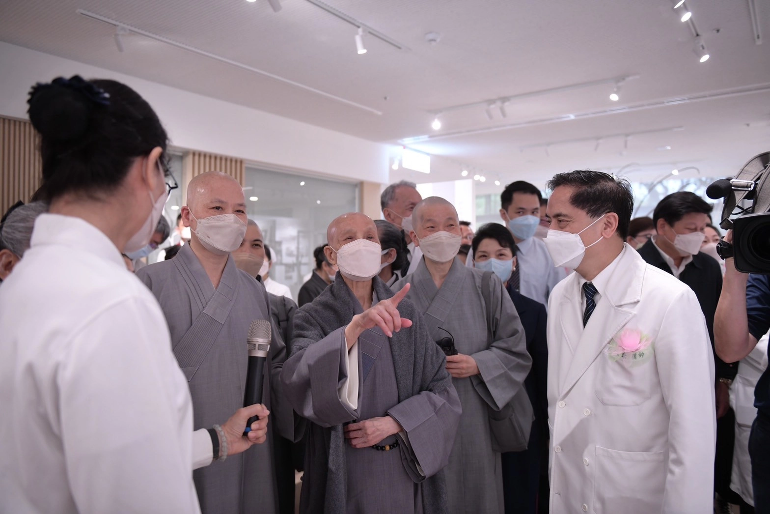 大愛醫療溯源館位在大愛樓佛陀問病圖旁，揭幕儀式結束後，由策展的慈濟志工蕭慈力導覽，追溯當年證嚴法師發願建院的經過和堅定的毅力。