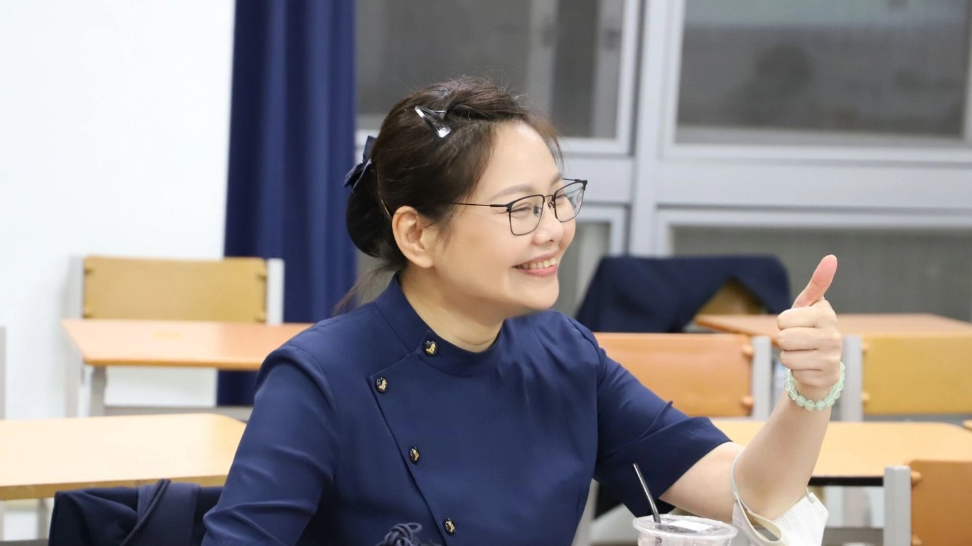 林嘉俐到大學擔任志工媽媽，給學生鼓勵與陪伴