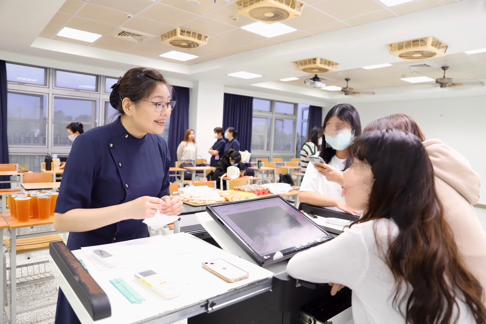 林嘉俐到大學擔任志工媽媽，陪伴學生