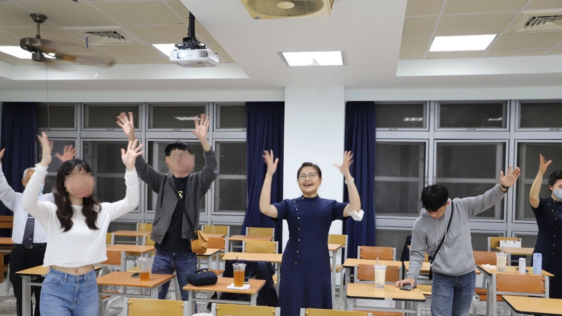 林嘉俐到大學擔任志工媽媽，與學生同樂互動