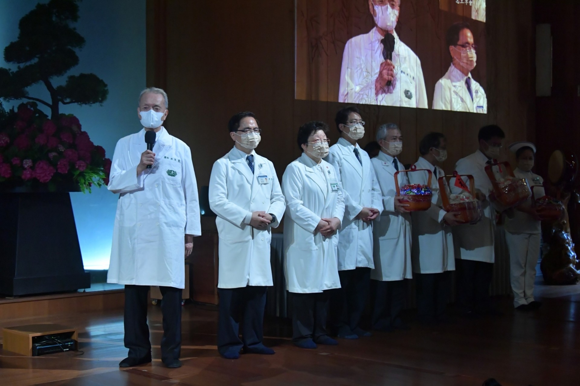 五月十三日慈濟基金會五十七周年慶,醫療志業執行長林俊龍(左起)、花蓮慈院林欣榮院長、玉里慈院陳岩碧院長、關山慈院潘永謙院長帶領六十位主管及同仁,回靜思精舍向 證嚴上人祝福法體安康、法輪常轉。