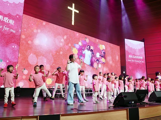 以動人曲目感動及溫暖現場媽媽們