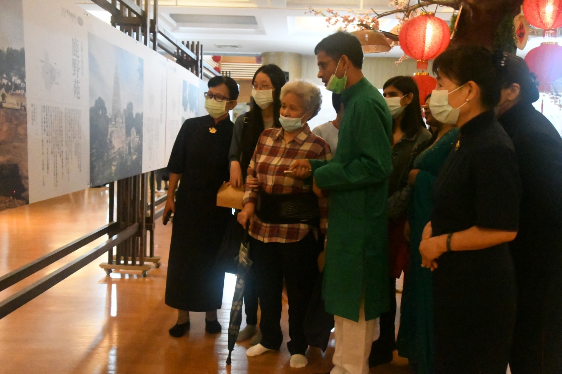玄奘大學印度籍學生(圖中綠色衣服者)向會眾導覽說明佛陀足跡。