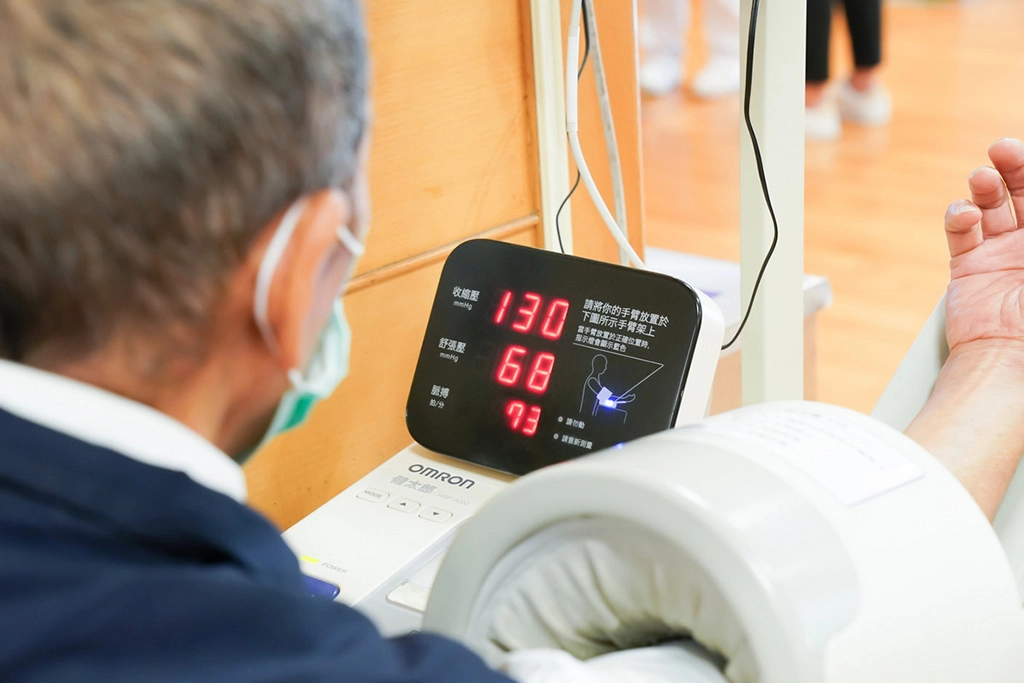正常的血壓為120/80mmHg以下，若民眾患有高血壓務必及早控制，以避免引發全身性疾病。