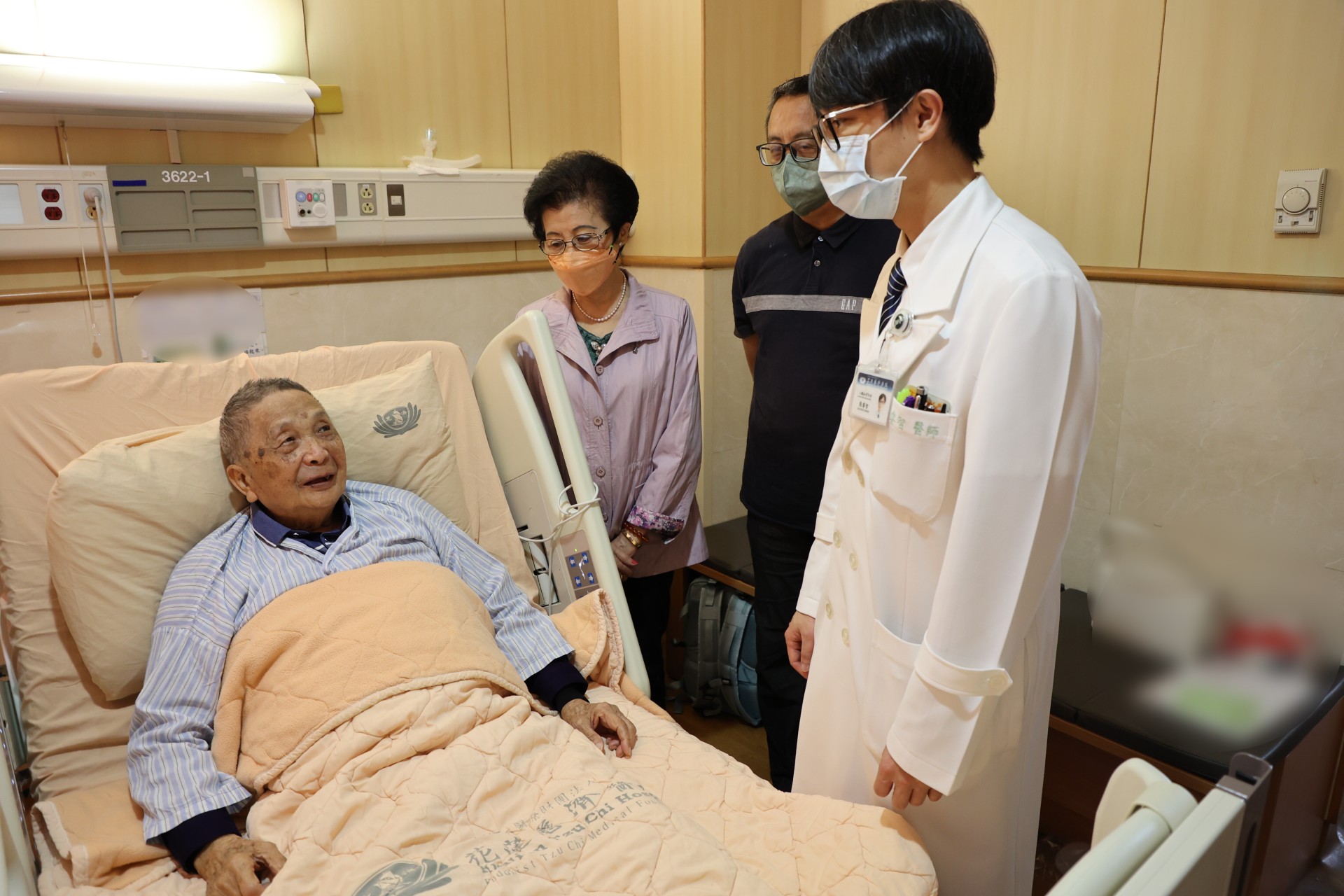 吳阿公(左)的急性心肌梗塞，由外科部主任張睿智(右)為他進行冠狀動脈繞道手術。