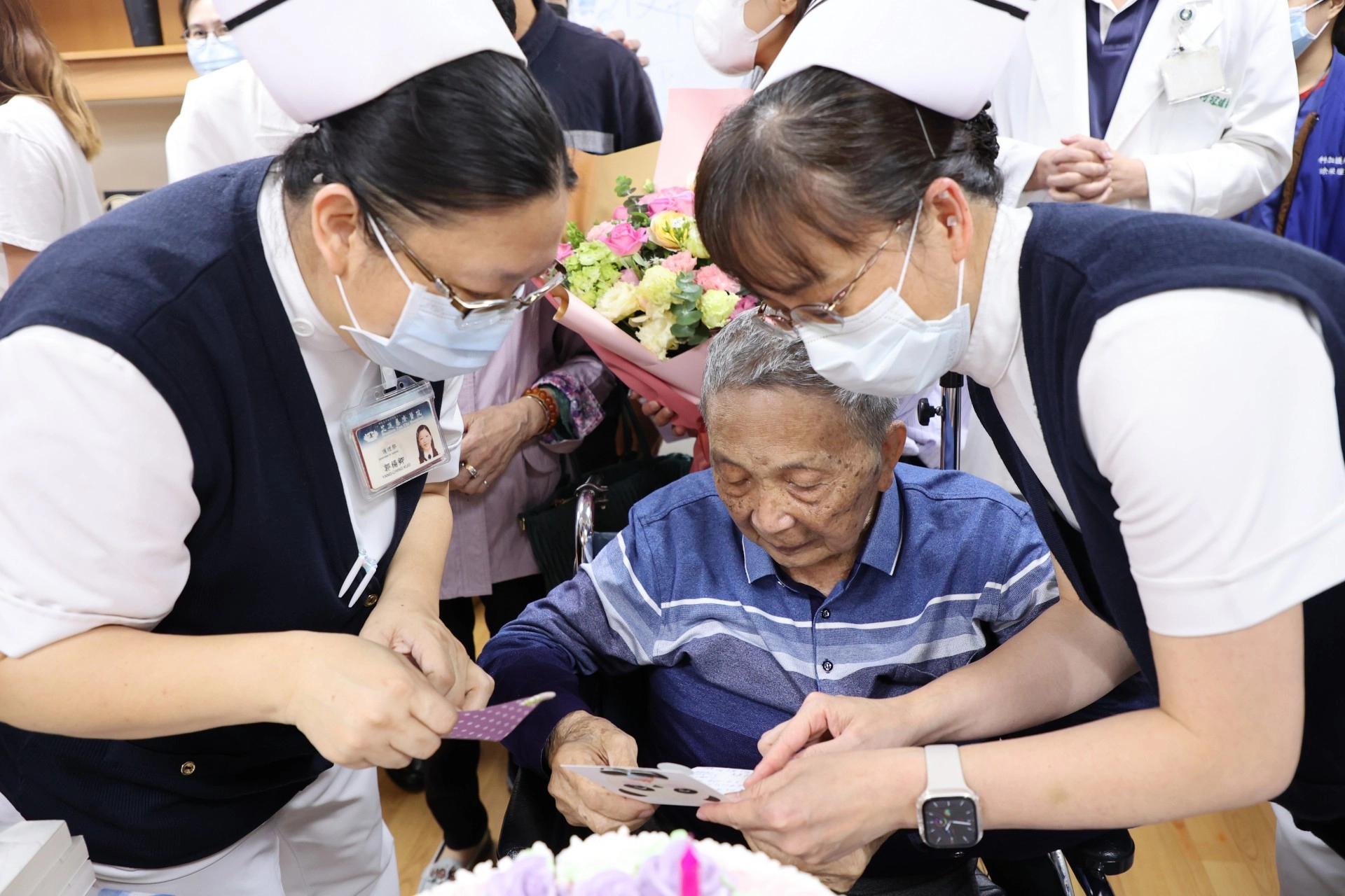 與妻子來花蓮遊玩的吳阿公，罹患急性心肌梗塞，經過醫療團隊一個多月的照護、復健，以及家人的陪伴與支持，終於可以出院返家，團隊送上象徵重生的蛋糕與溫暖的小卡片，與慈濟志工一起祝福他出院。