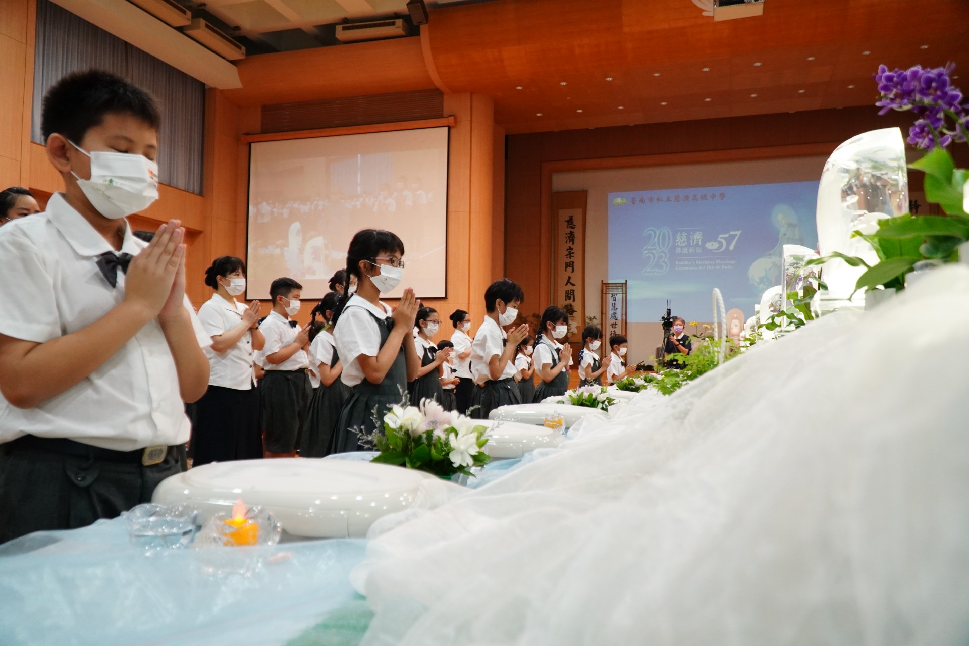 學生緊閉著雙眼,默默祈禱世界祥和無災。