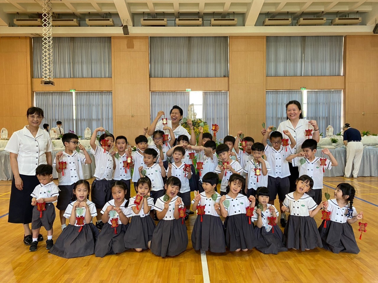 幼兒園小朋友拿到燈籠開心地又笑又跳。