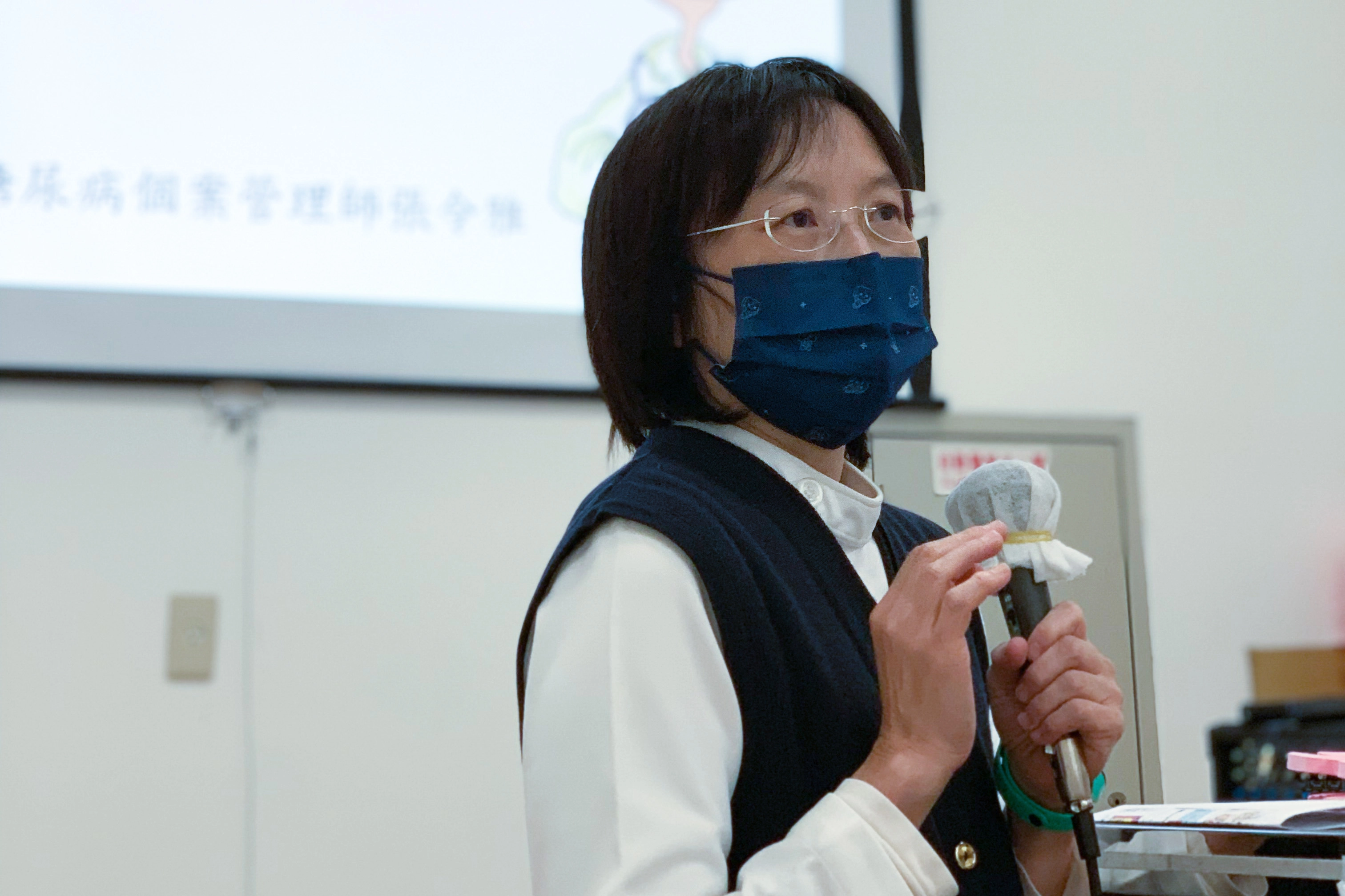 張令雅個管師表示，糖尿病的併發症是不可逆轉的，民眾若確認罹患糖尿病，需要監控血糖、注意飲食、適量運動來延緩預防併發症的發生。
