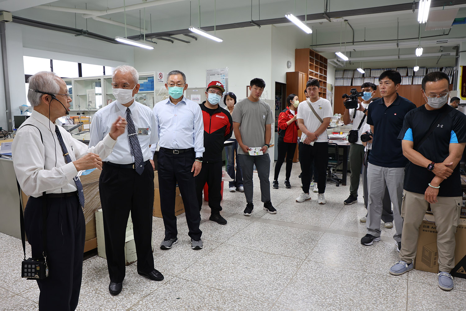 味全龍創辦人魏應充、董事長徐文芳、領隊丁仲緯、總教練葉君璋與球員劉基鴻、江忠垣等人參訪慈濟骨髓幹細胞中心。