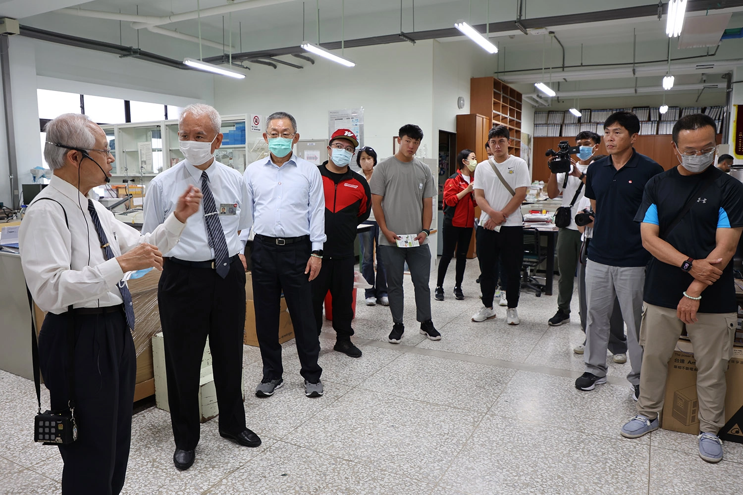 味全龍創辦人魏應充、董事長徐文芳、領隊丁仲緯、總教練葉君璋與球員劉基鴻、江忠垣等人參訪慈濟骨髓幹細胞中心。