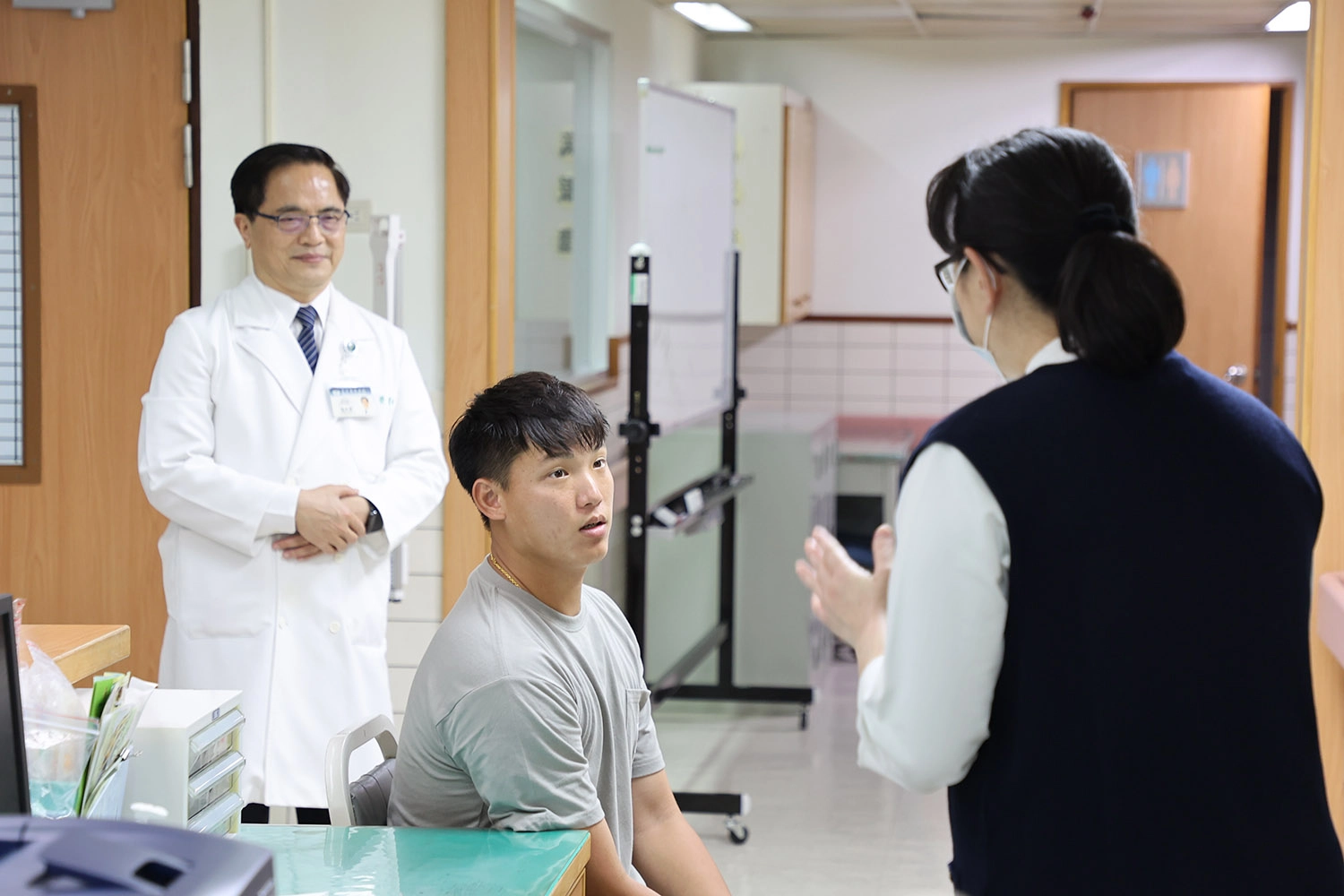 味全龍球員江忠垣施打G-CSF白血球生長激素，進入捐贈周邊血準備作業。