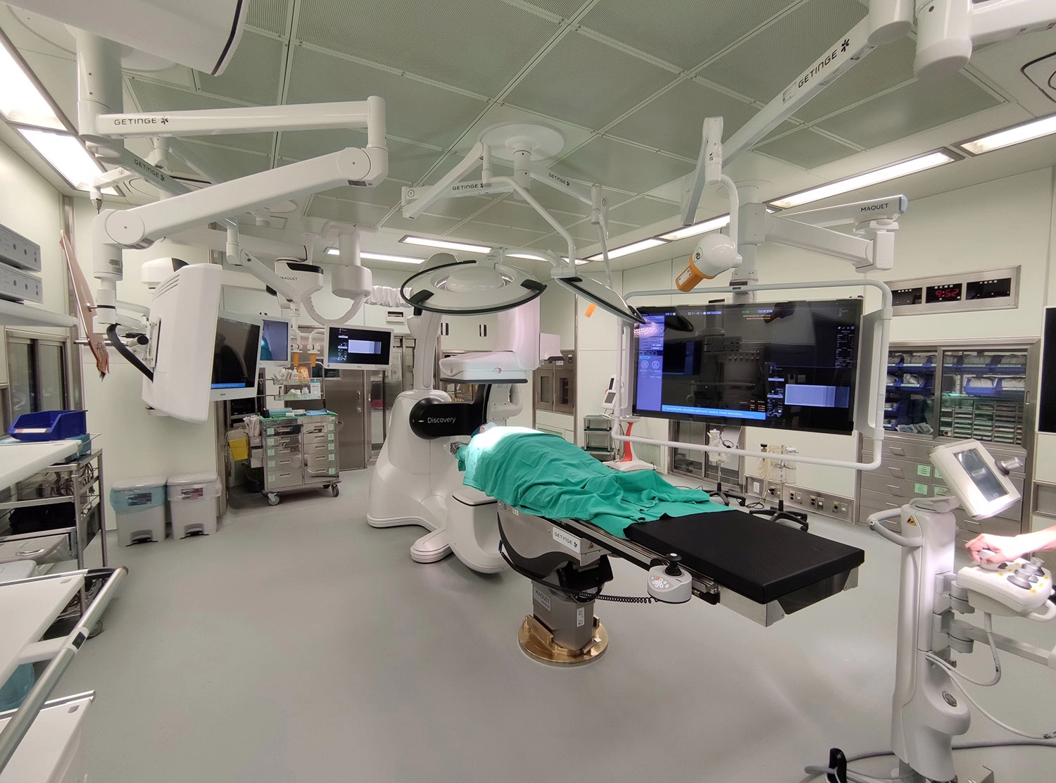 臺中慈濟醫院放射線影像導引手術設備可協助醫師精準完成介入性疼痛治療。