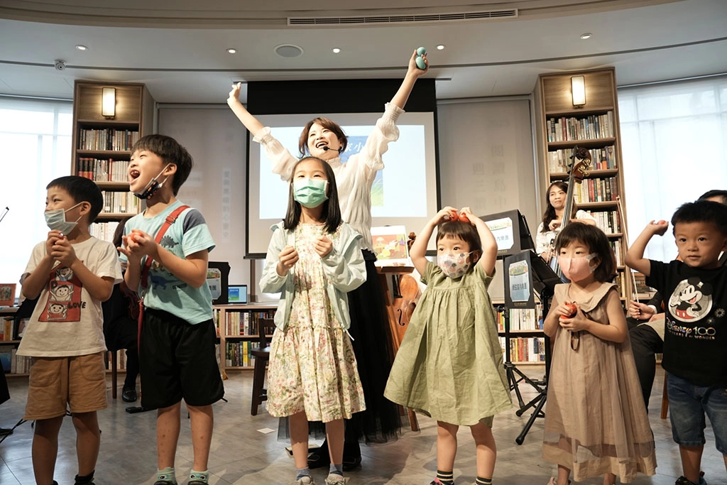 親子音樂會中孩子手持沙鈴一起演奏小星星變奏曲
