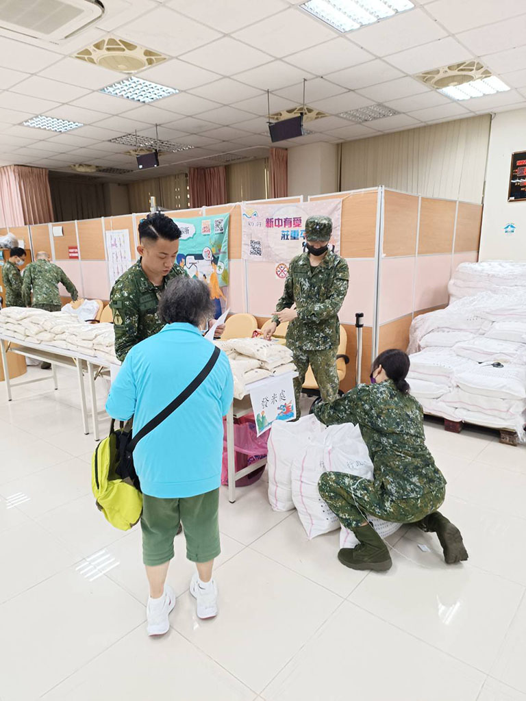 國軍參與,協助行動不便或年長的民眾裝袋或搬運