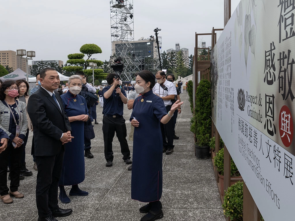 林玉燕師姊是慈濟新北市公傳志工(侯友宜市長右邊)。(攝影:陳慶雄)