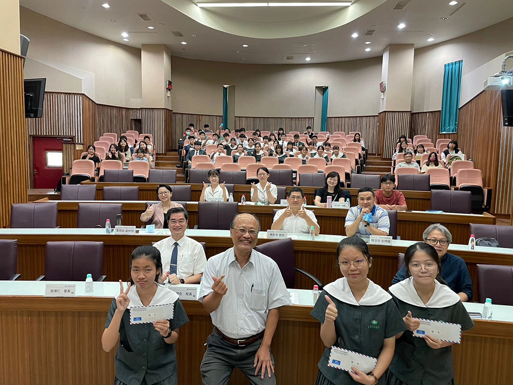 成果發表除13位評審老師評分回饋外在加上期中參與評量，此次由臺南慈中尚真、庭瑄、翊汝三位同學在成大政治系于絜學姊、會計系熏蔚學姊以及台文系睿珊學姊的合作。