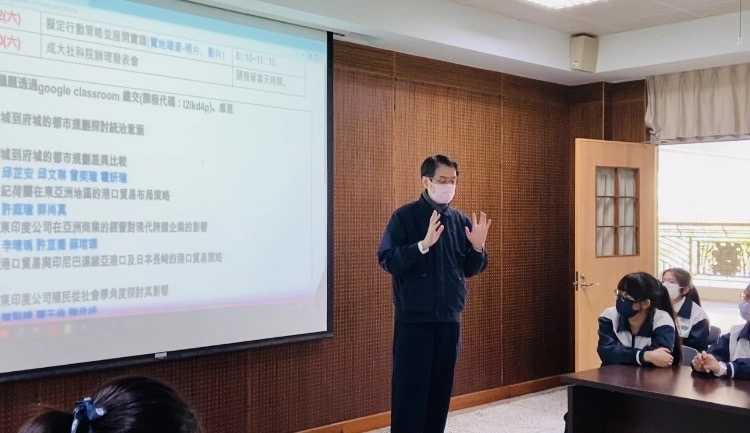 年初寒輔期間歷史科游棋竹教師即帶領同學們構思、聚焦探究題目。