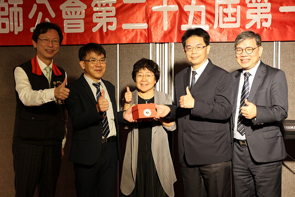 花蓮慈院副院長何宗融當選花蓮縣中醫師公會新任理事長，從卸任理事長黃輝榮手中接過印信，完成交接儀式。