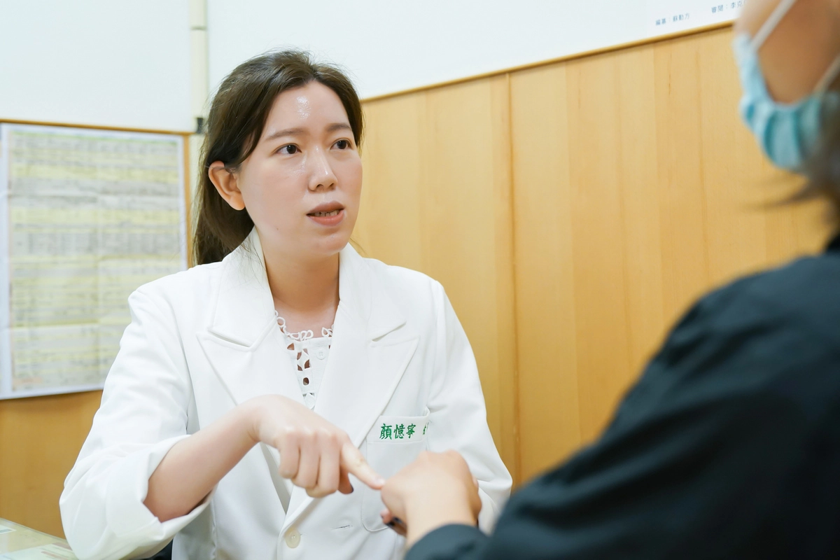 顏憶寧醫師看診示意照。