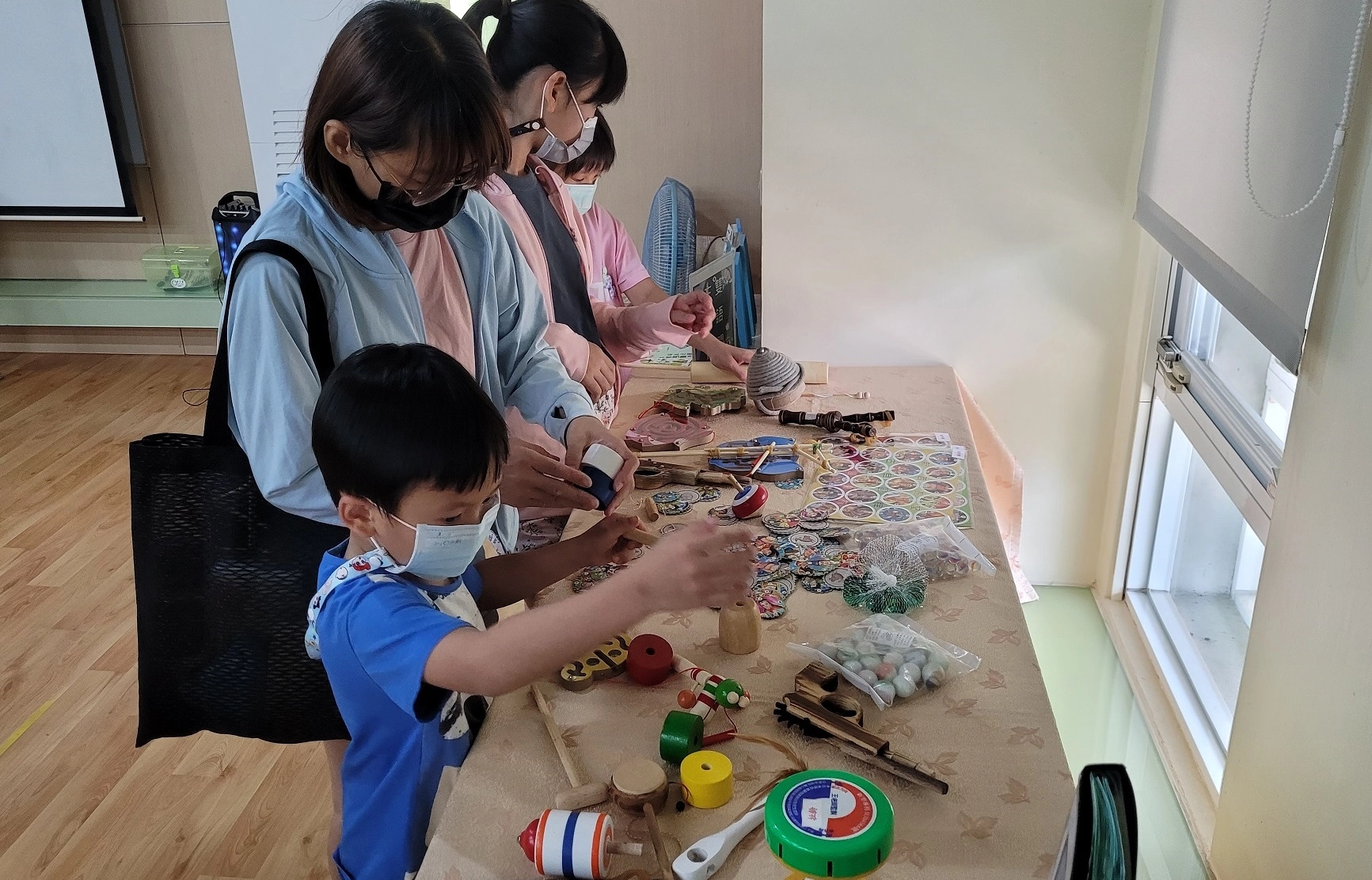 難得一見的傳統童玩紛紛讓大小朋友玩得不亦樂乎