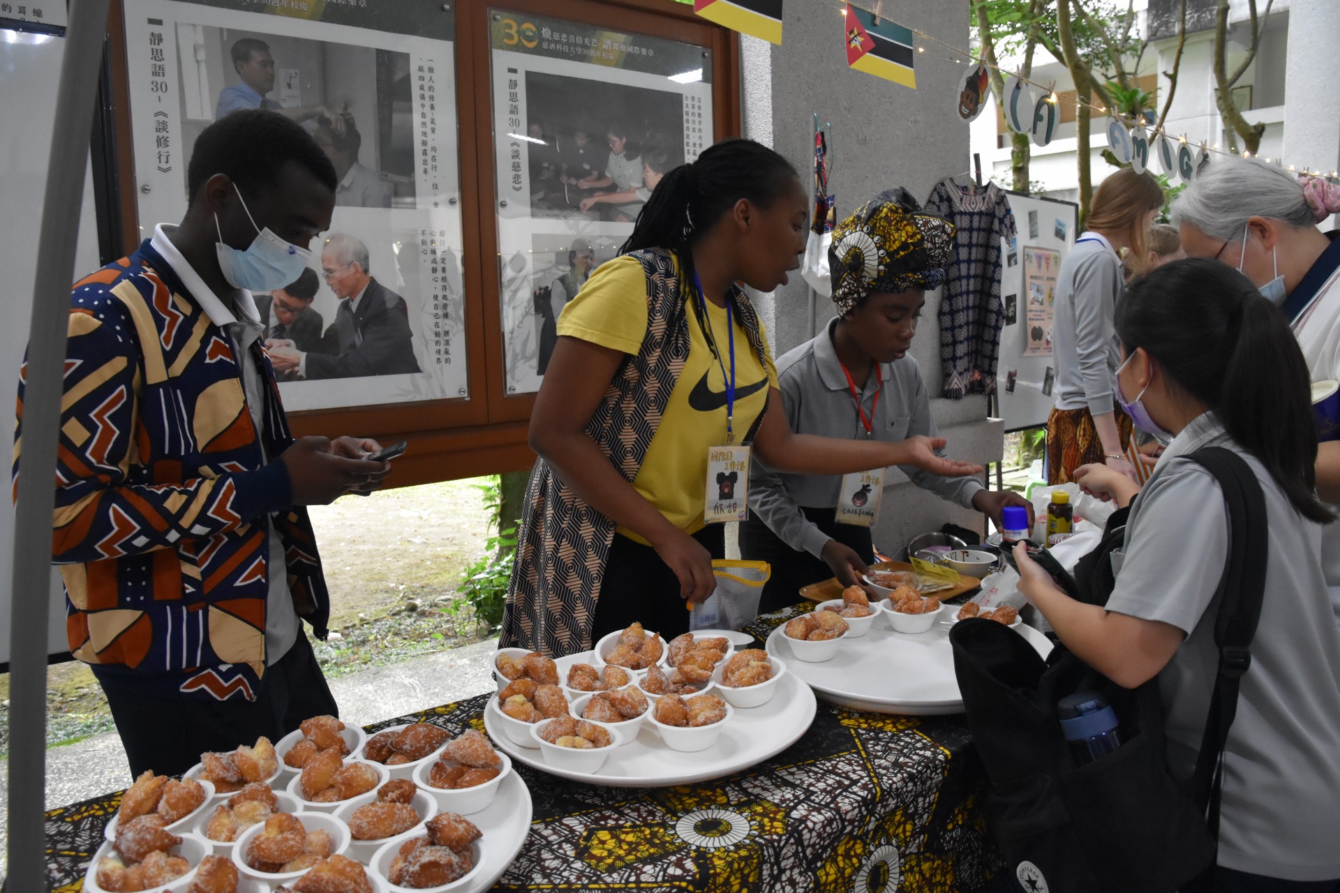 莫三比克籍學生推出道地街邊美食gulabos。