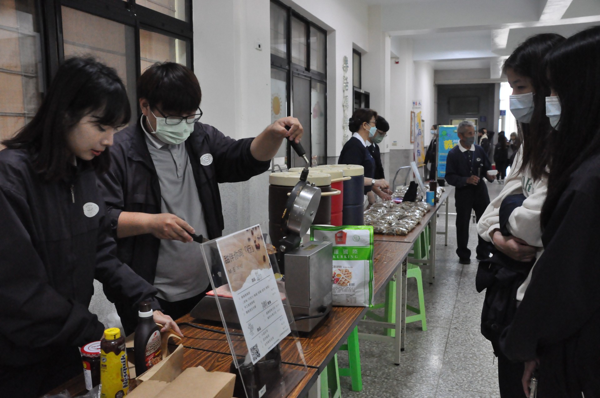 香噴噴現烤鬆餅，成為了吸引大家駐足的「香味擔當」。