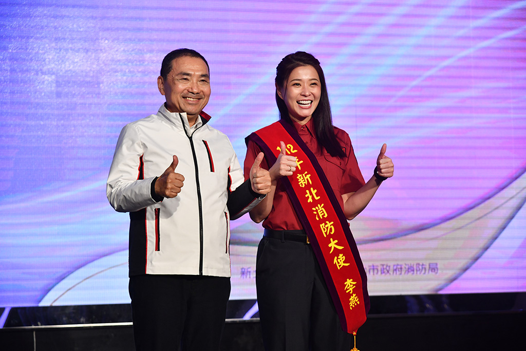 侯友宜也邀請知名本土劇演員李燕小姐擔任112年新北消防大使。