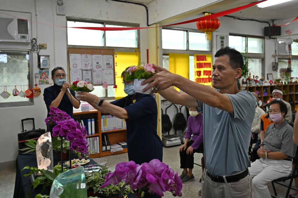 平溪國中家長會詹林欽會長與志工一起獻供。他感恩志工這幾年來，一直在陪伴平溪國中慈輝專案的畢業生和在校生。