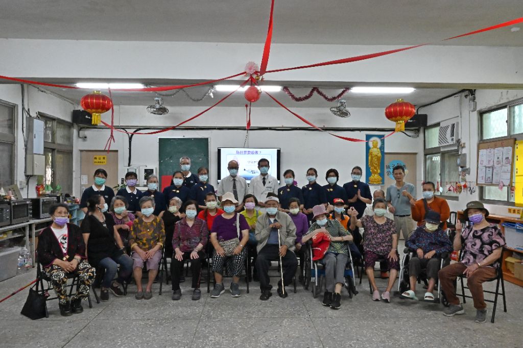 慈濟志工首度在新北市平溪區菁桐社區關懷據點舉辦浴佛活動。