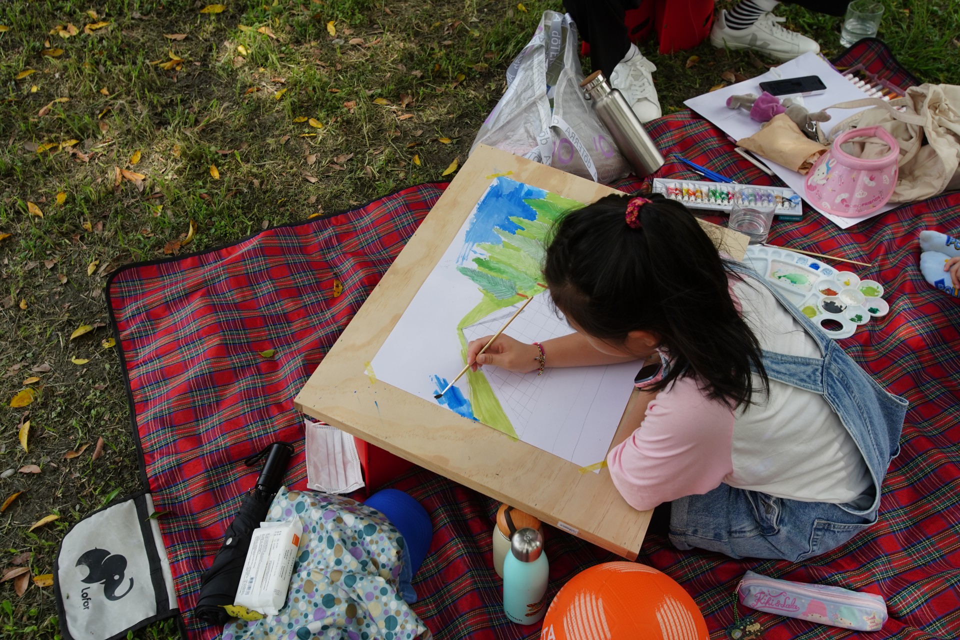 孩子們發揮創意，在知卡宣盡情揮灑畫筆。