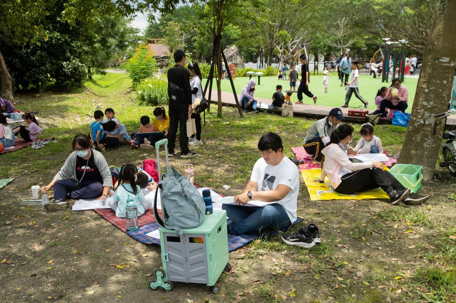親子同歡，到知卡宣公園邊野餐邊寫生。