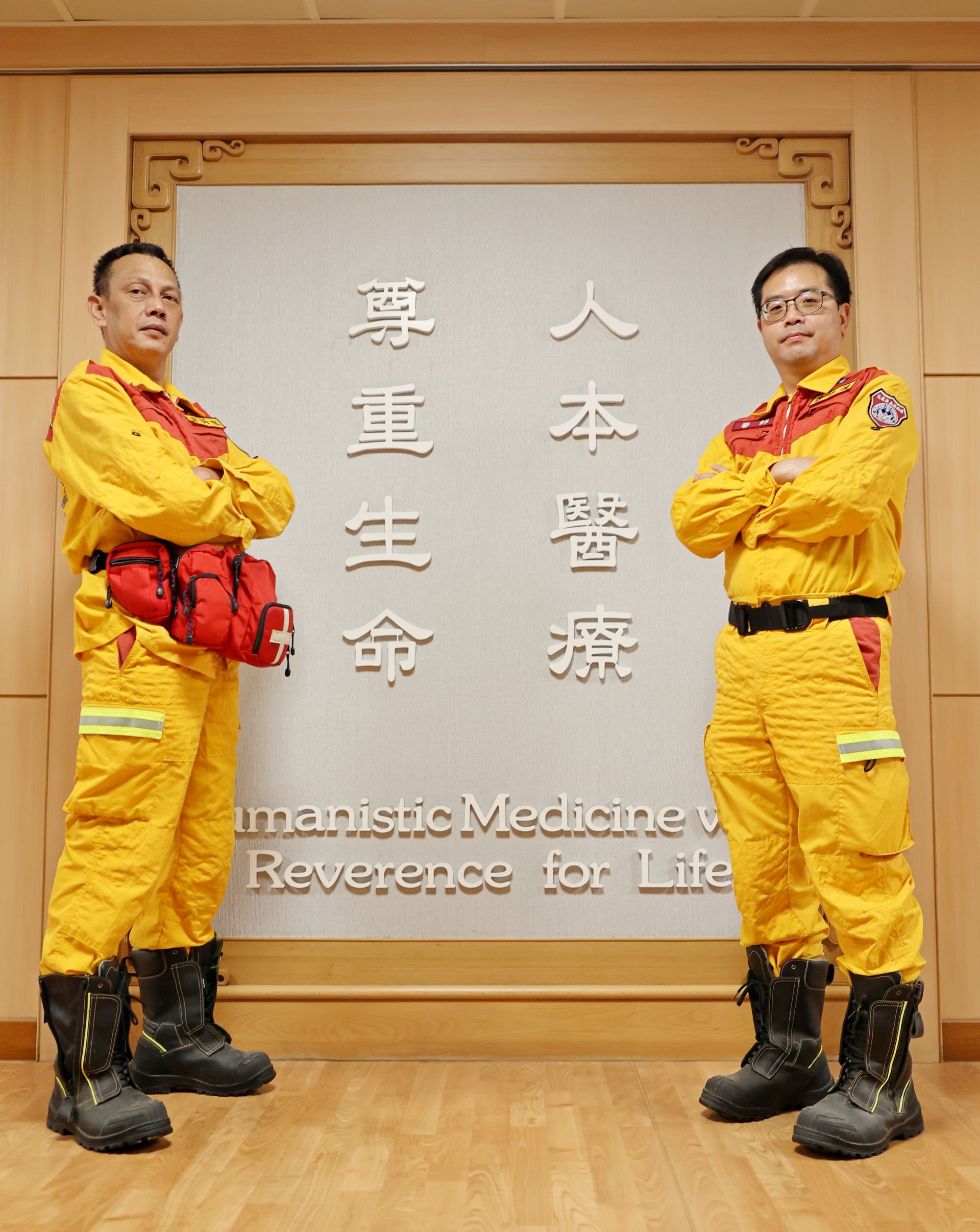 花蓮慈院急診部緊急暨災難醫學科主任徐子恒(右)、護理部副護理長凃炳旭(左)，在花蓮縣消防局特搜隊擔任醫療組成員。