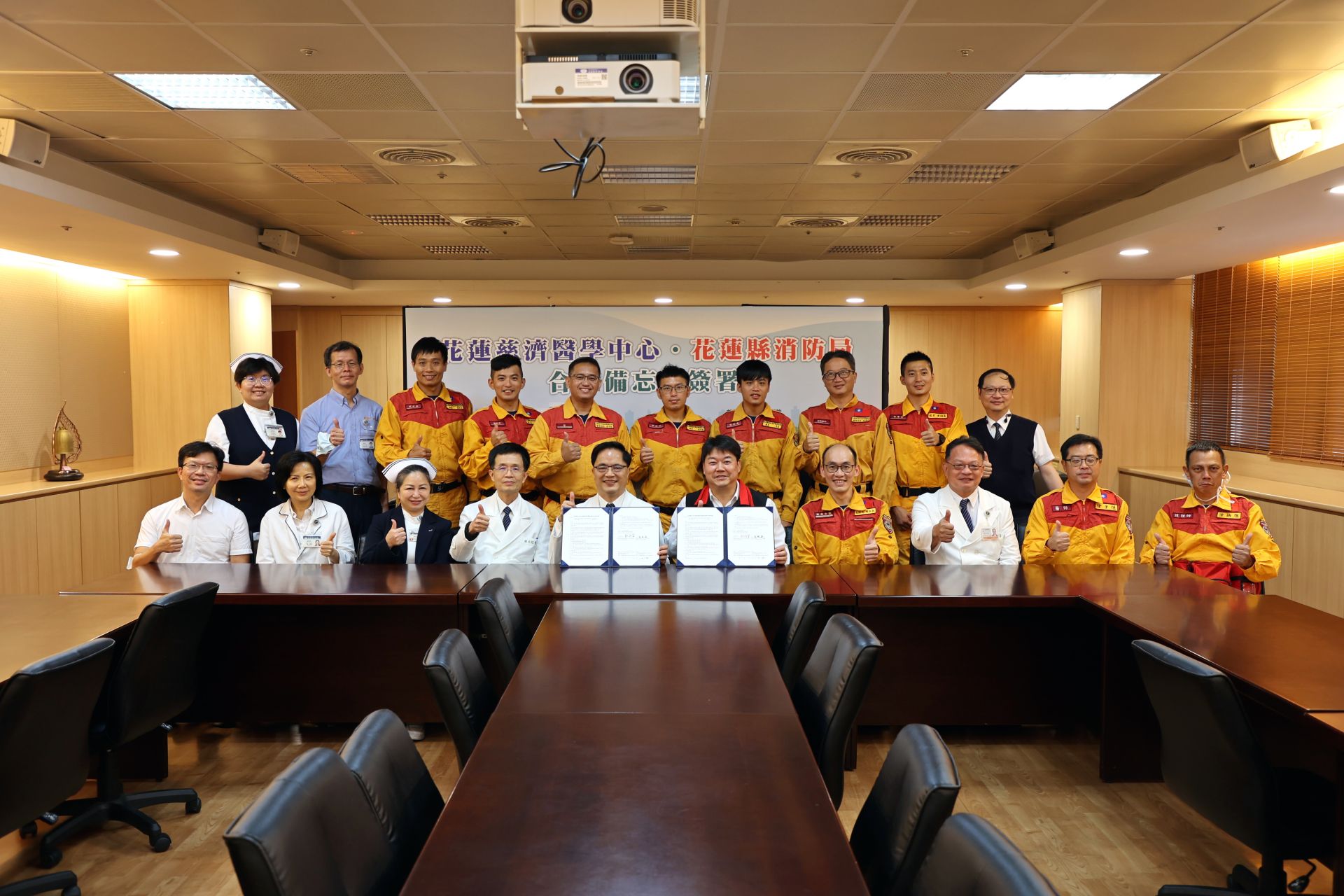 為了提升救災醫療量能，花蓮慈濟醫院在5月25日上午，與花蓮縣消防局簽立合作備忘錄(MOU)。