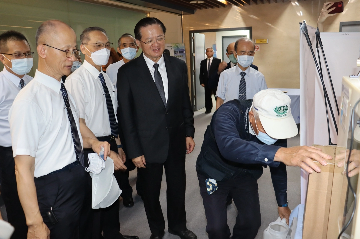 慈濟志工向消防署長蕭煥章展示賑災設備功能。