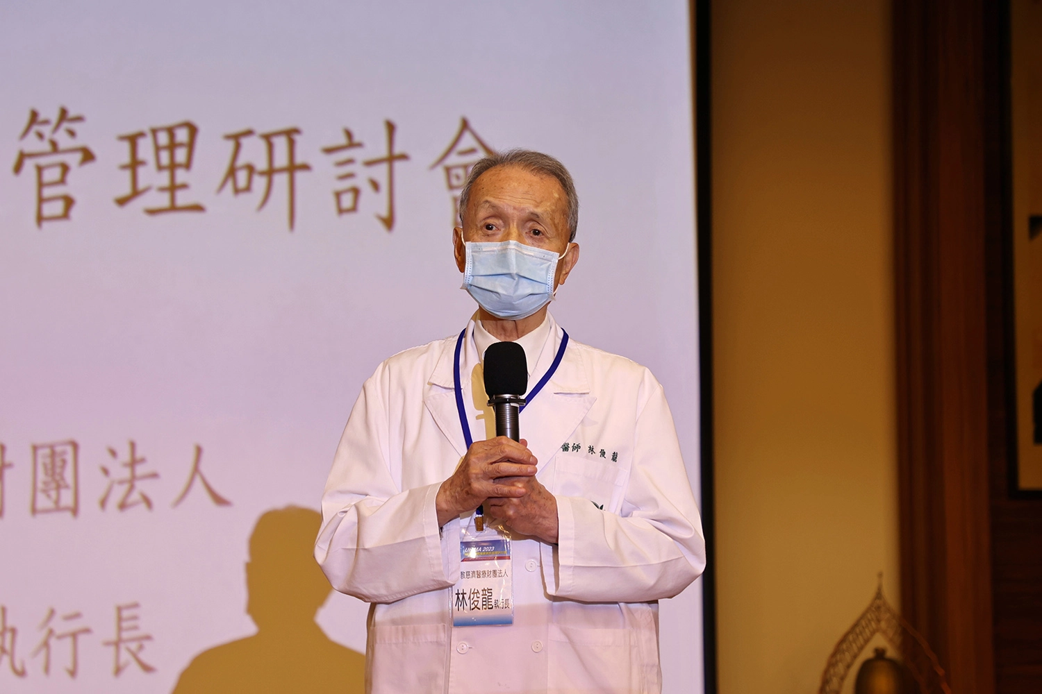 慈濟醫療法人執行長林俊龍指出，因大數據能為智慧醫療帶來許多益處，資料庫的維護就顯得尤為重要。
