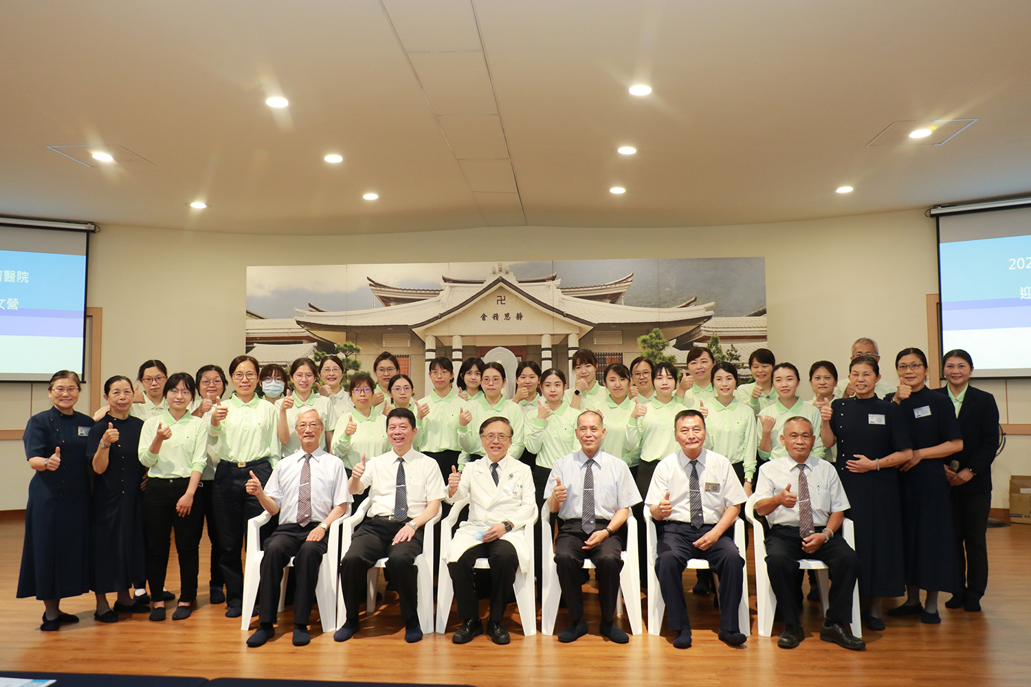 台中慈濟醫院簡守信院長(左三)與人文營隊及大里靜思堂社區志工留下溫馨合影。