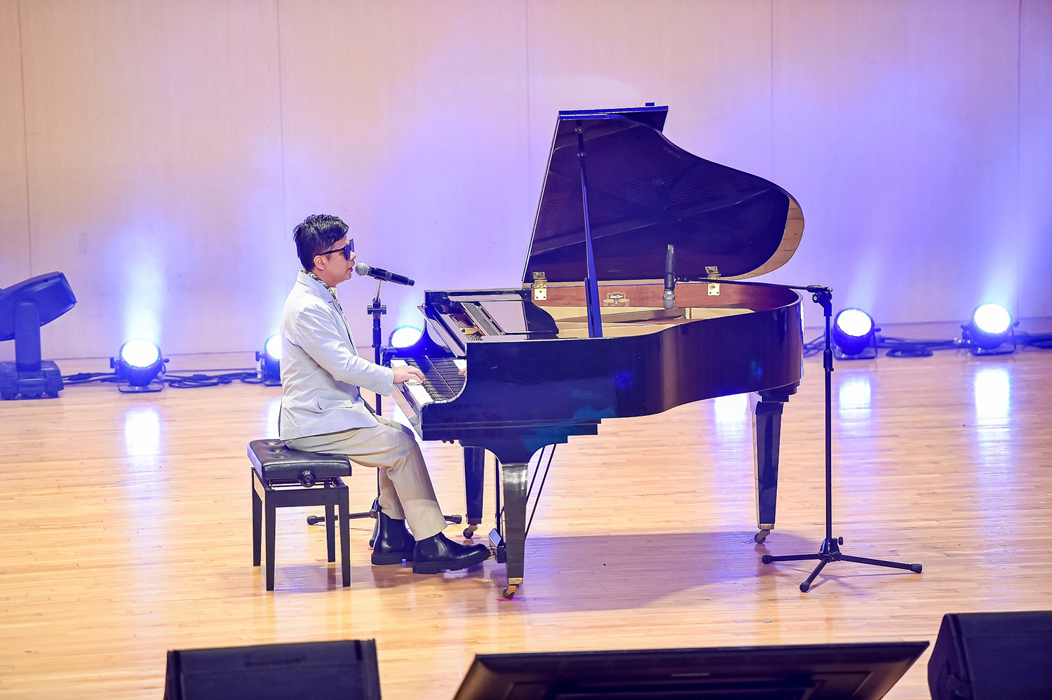 鋼琴詩人王俊傑自彈自唱多首金曲。