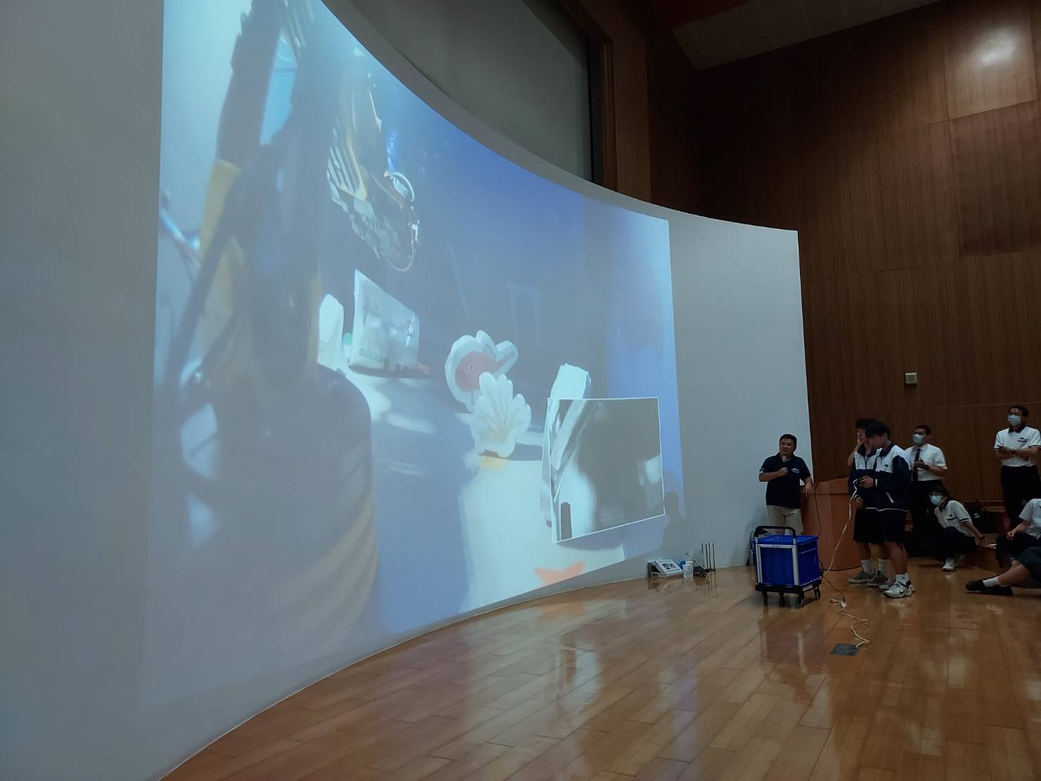 學生體驗操作迷你版ROV機械手臂來夾取海洋垃圾。