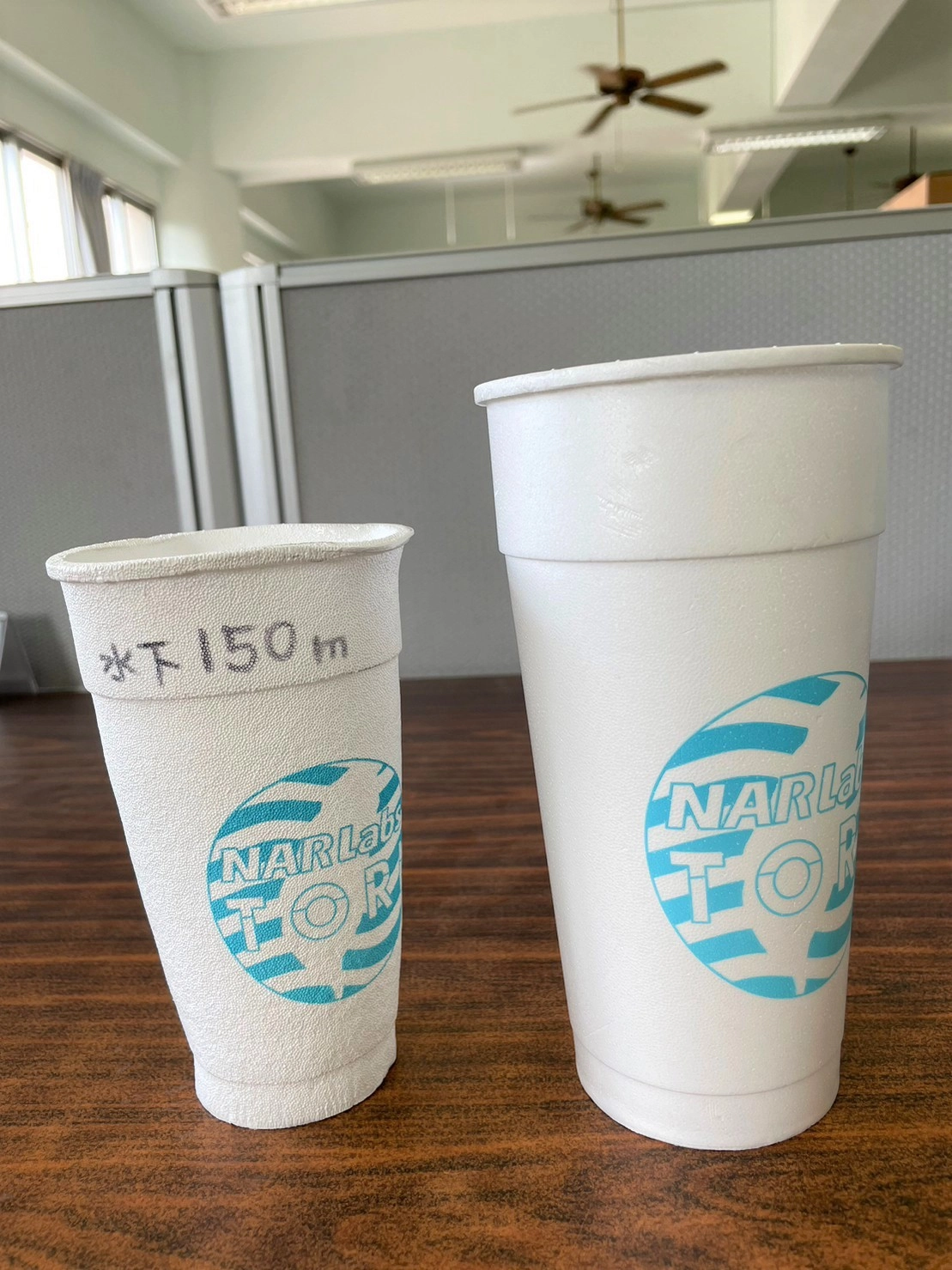 利用保利龍杯進行海洋高壓模擬，模擬水下150公尺的壓力環境。