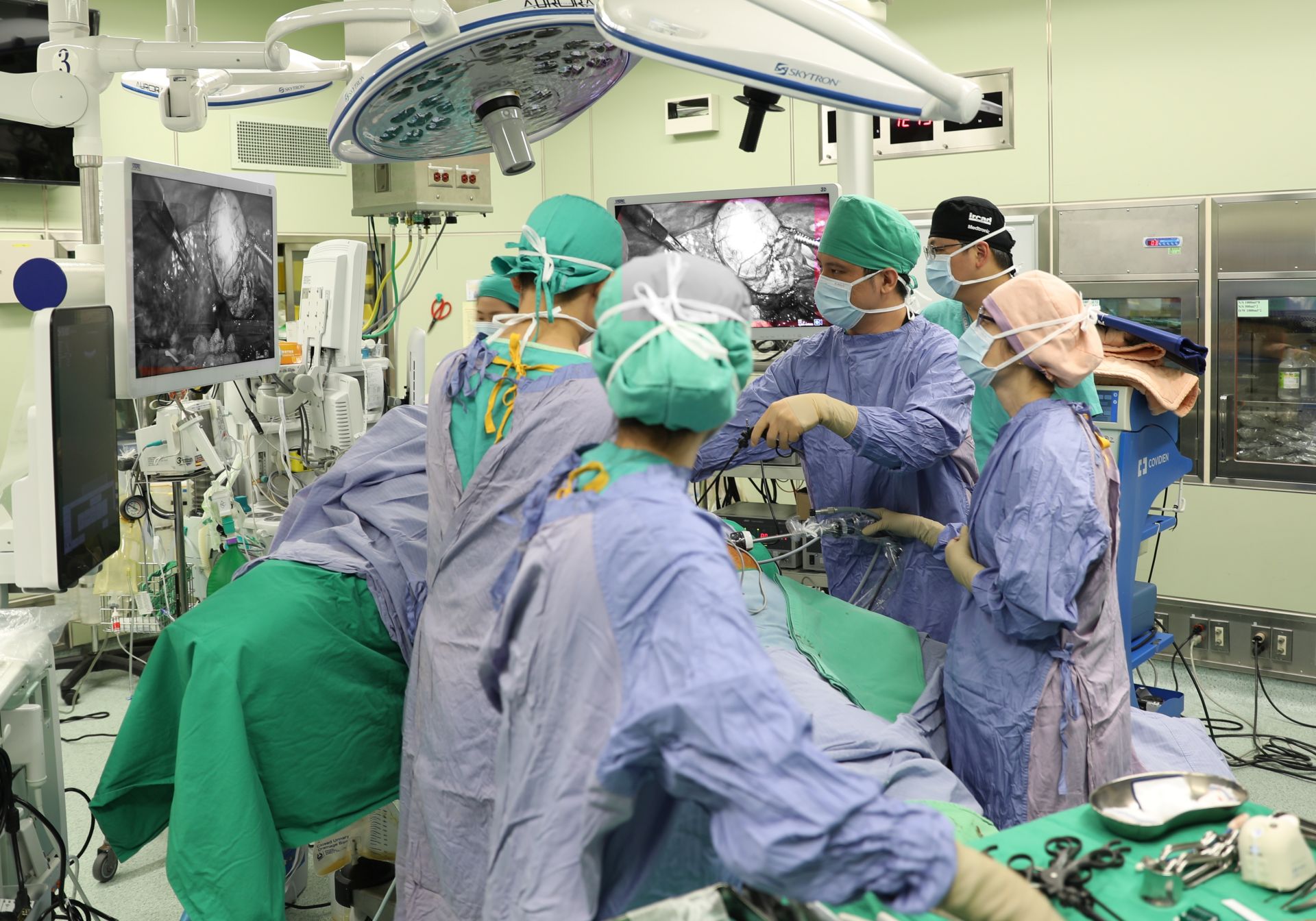花蓮慈院一般外科陳言丞主任與醫療團隊利用螢光靛氰綠ICG影像系統輔助，為羅先生進行腹腔鏡手術。