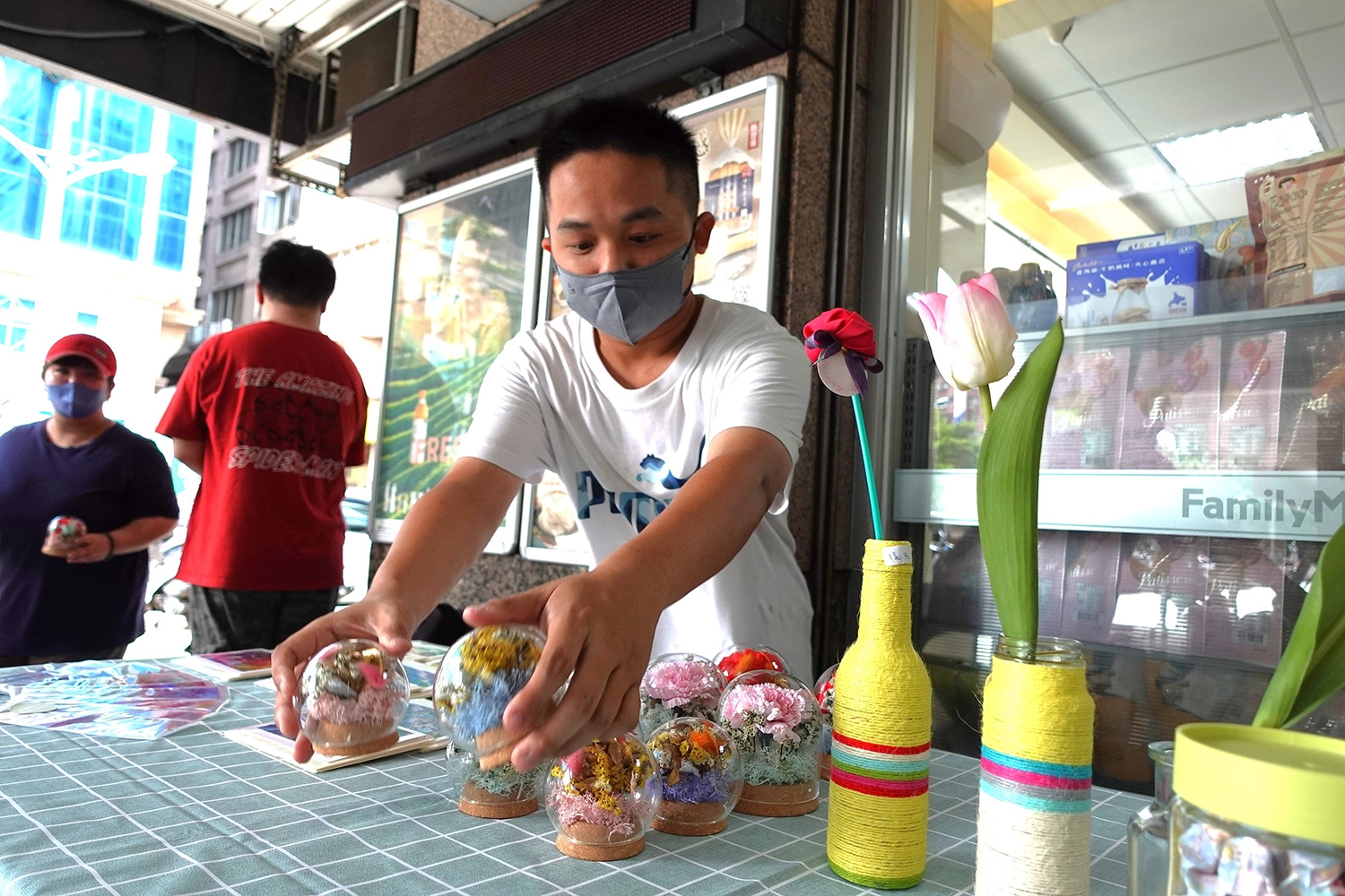 伊甸新莊幸福日照30號舉辦義賣活動，服務對象首次挑戰擺攤、佈置及叫賣，向民眾介紹及銷售商品，增進社交能力。