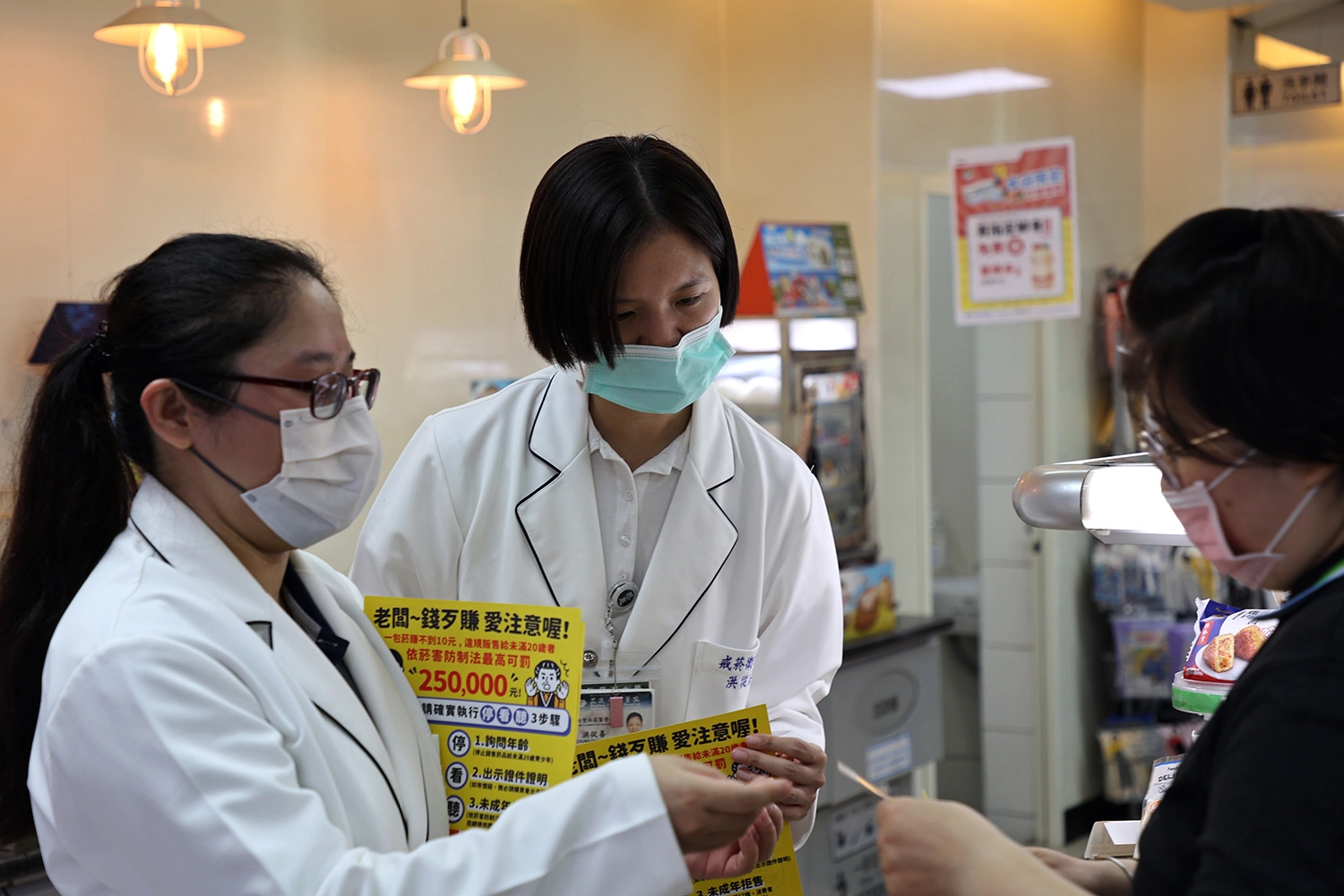 戒菸衛教師向店家宣導最新菸害防制規定。