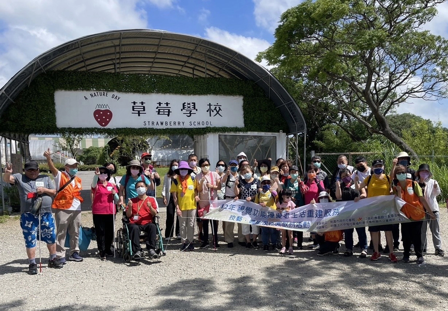 伊甸承接桃市府之視障生活重建方案九年，於30日，帶領帶領27位視障者與家屬進行感官體驗一日遊(伊甸提供)