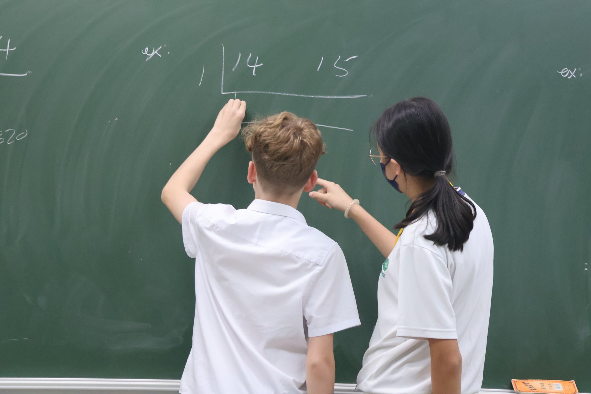 英國同學入班共學，與慈中同學一起解數學題