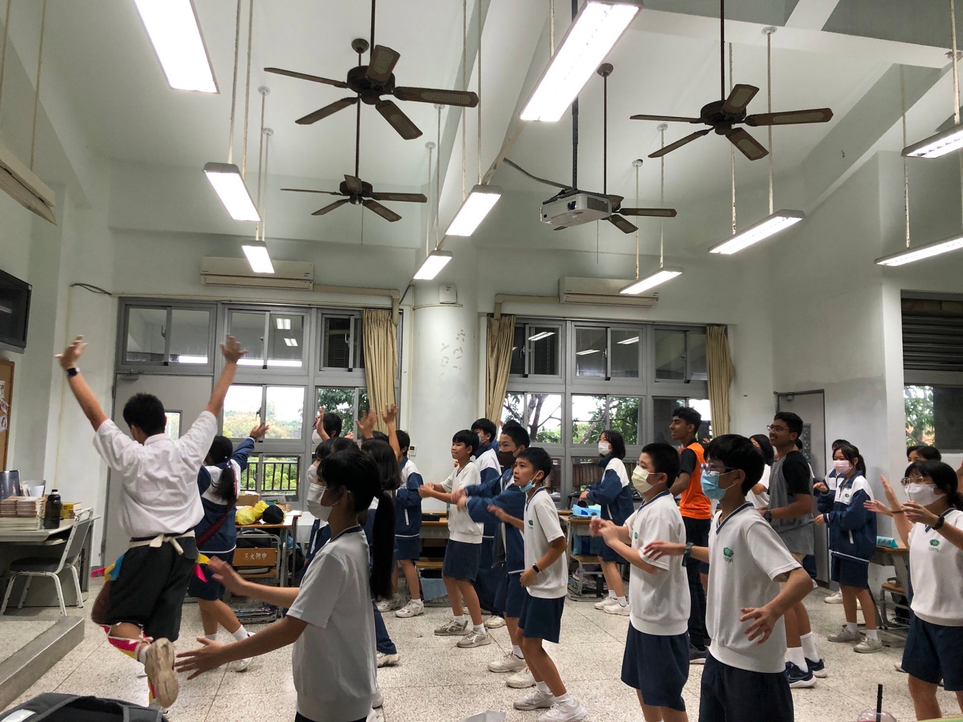英國同學入班交流，全班一起跳原住民舞
