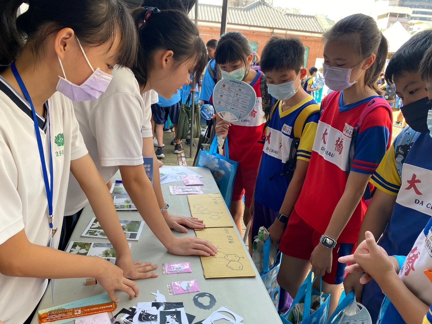 臺南慈中學生團隊帶領小朋友體驗感光泥的色彩變化。