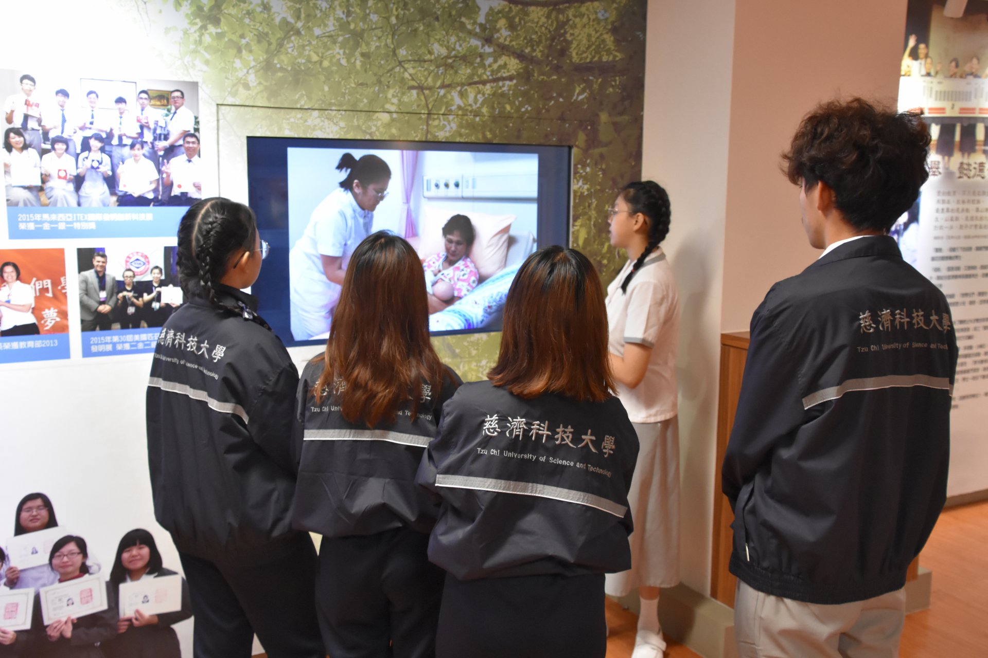 畢業後將分發至慈濟醫療體系,需服務五年,相當於未來就業的保證。