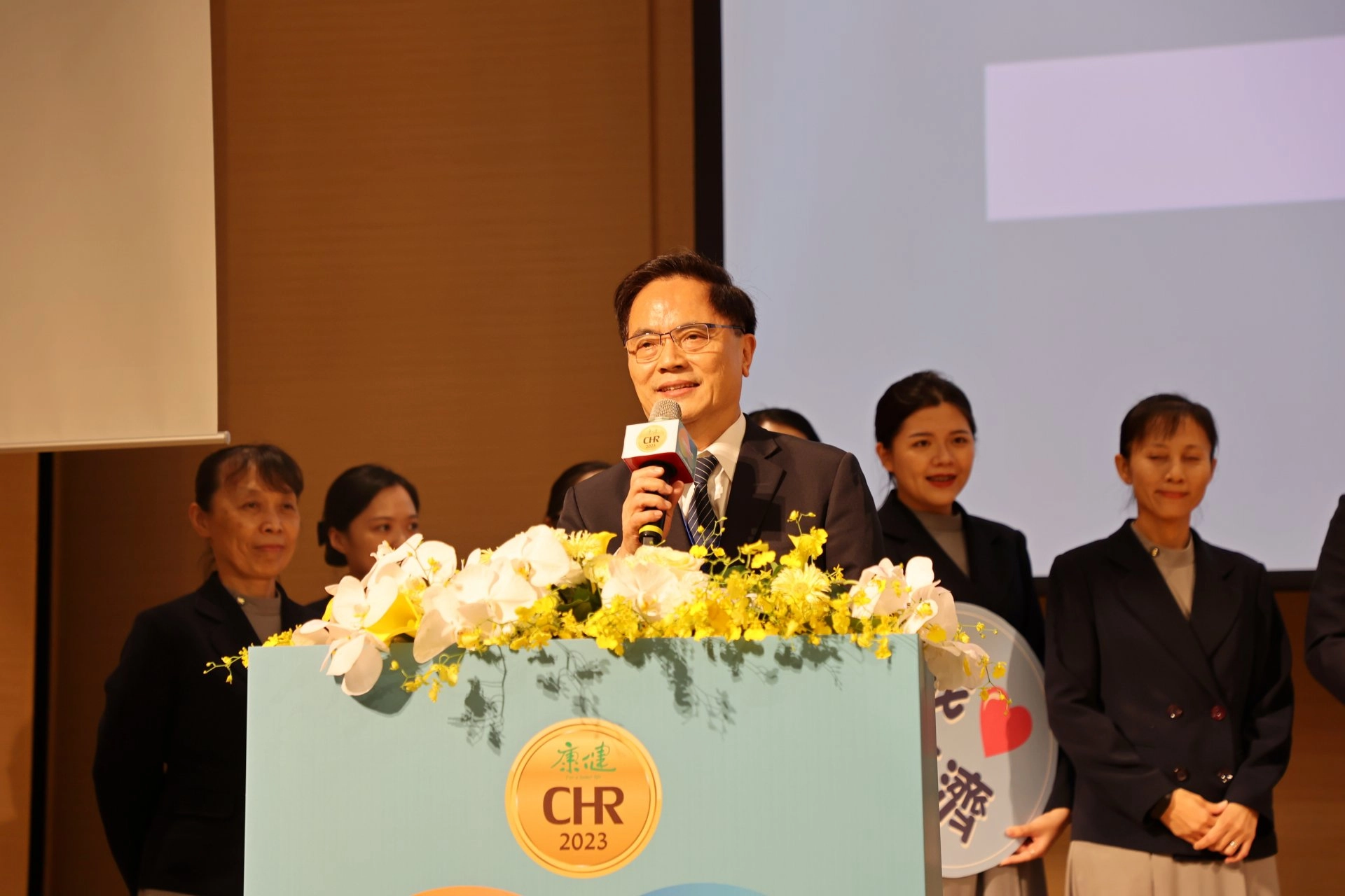 林欣榮院長表示此次獲得康健雜誌CHR健康幸福企業公民-金獎，是對全院同仁的肯定，期許持續發揮專業守護東臺灣民眾的生命健康。